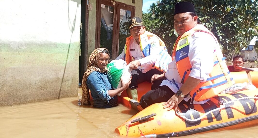 Pj. Bupati Hadir dan Berikan Bantuan Masa Panik Banjir Kabupaten Aceh Jaya