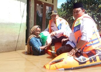 Pj. Bupati Hadir dan Berikan Bantuan Masa Panik Banjir Kabupaten Aceh Jaya