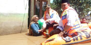 Pj. Bupati Hadir dan Berikan Bantuan Masa Panik Banjir Kabupaten Aceh Jaya