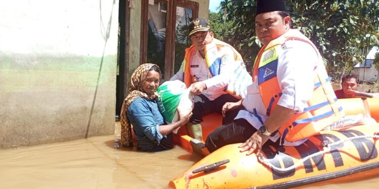 Pj. Bupati Hadir dan Berikan Bantuan Masa Panik Banjir Kabupaten Aceh Jaya