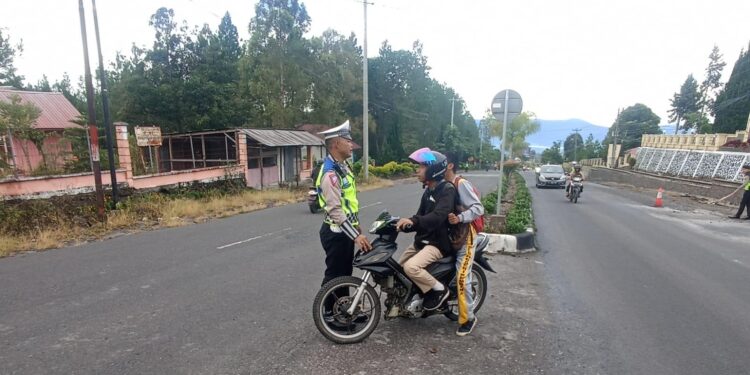 Pelajar Tak Pakai Helm, Kasat Lantas Polres Bener Meriah Beri Pesan Menyentuh