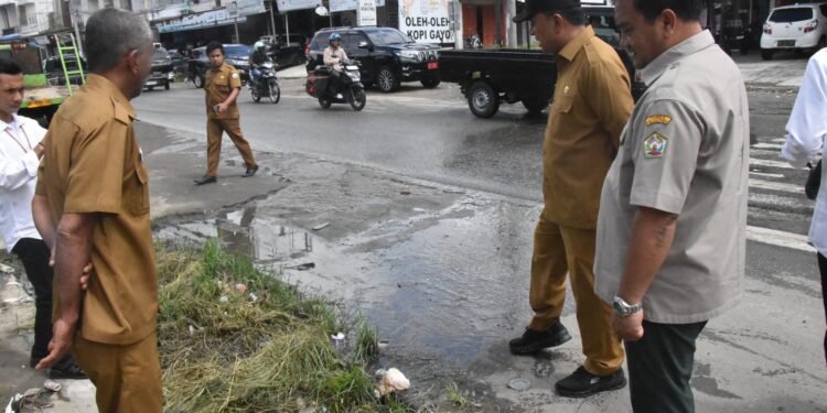 Wakil Bupati Aceh Tengah Tinjau Langsung Lokasi Penyebab Banjir Genangan di Seputaran Kota Takengon
