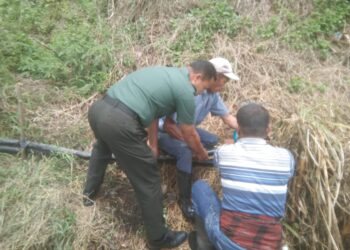 Babinsa koramil 02 / Bebesen kodim 0106 Aceh Tengah bersama warga pasang pipa air bersih