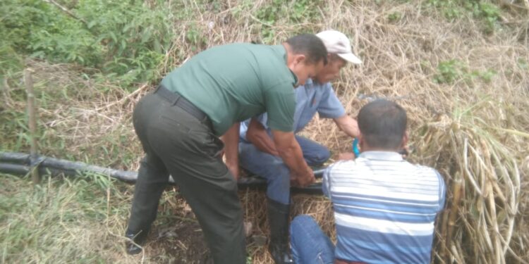 Babinsa koramil 02 / Bebesen kodim 0106 Aceh Tengah bersama warga pasang pipa air bersih