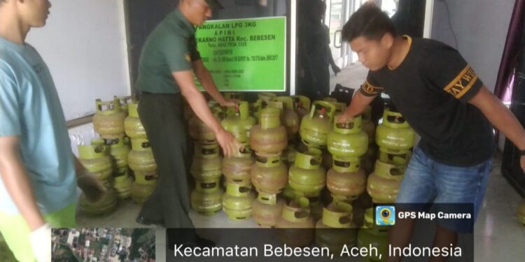 Babinsa koramil 02 / Bebesen komsos dan silahturahmi  dengan penjual gas elpiji di wilayah binaan