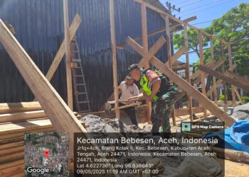 Sinergi TNI bersama Rakyat, babinsa koramil 02 / Bebesen bantu bangun rumah warga