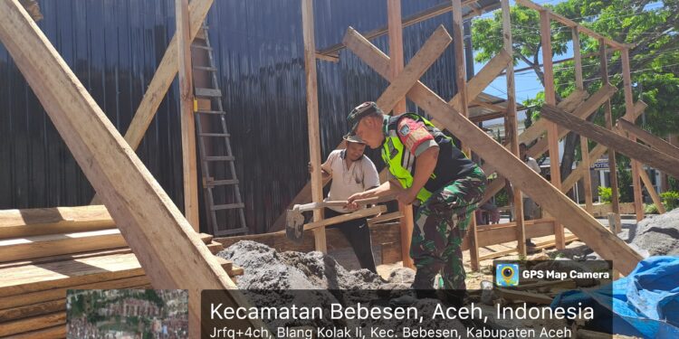 Sinergi TNI bersama Rakyat, babinsa koramil 02 / Bebesen bantu bangun rumah warga