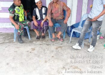 jalin keakraban dengan warga, babinsa koramil 02 / Bebesen laksanakan komsos di wilayah binaan