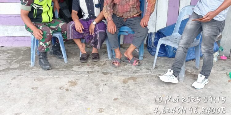 jalin keakraban dengan warga, babinsa koramil 02 / Bebesen laksanakan komsos di wilayah binaan