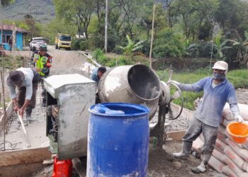 Babinsa 06 / Jagong, laksanakan kegiatan gotong royong bersama masyarakat pengecoran pembangunan jalan