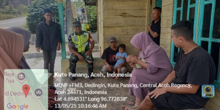 Babinsa Koramil 02 / Bebesen jalin silahturahmi dengan warga dan himbau terkait kesehatan