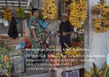 Babinsa koramil 02 / Bebesen kodim 0106 ateng komsos dengan pedagang pisang  Pada tanggal 16/05/2025.