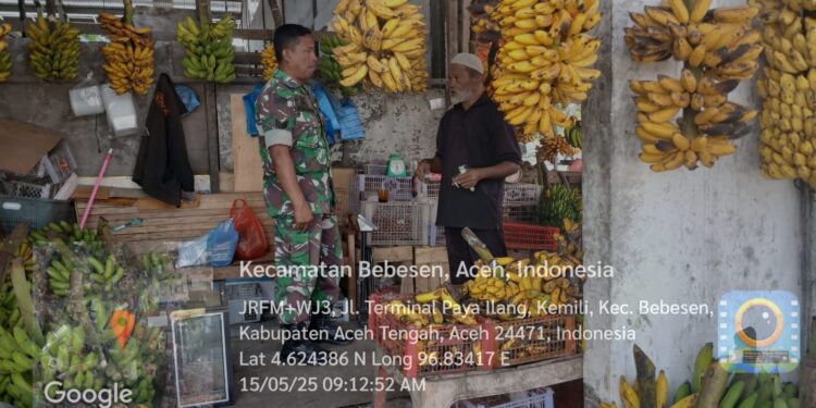 Babinsa koramil 02 / Bebesen kodim 0106 ateng komsos dengan pedagang pisang  Pada tanggal 16/05/2025.