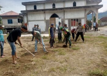 BABINSA KORAMIL 02/BEBESEN BERSAMA WARGA BERSIHKAN SEPUTARAN MASJID GUNA TINGKATKAN KEBERSIHAN