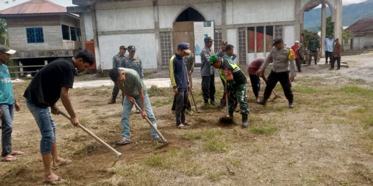 BABINSA KORAMIL 02/BEBESEN BERSAMA WARGA BERSIHKAN SEPUTARAN MASJID GUNA TINGKATKAN KEBERSIHAN