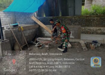 WUJUD RASA PEDULI TERHADAP WARGA BINAANNYA, BABINSA KOAMIL 02/BEBESEN BANTU WARGA BANGUN RUMAH