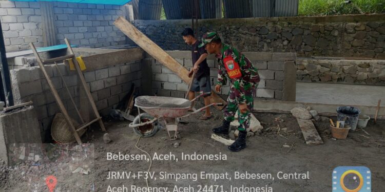 WUJUD RASA PEDULI TERHADAP WARGA BINAANNYA, BABINSA KOAMIL 02/BEBESEN BANTU WARGA BANGUN RUMAH