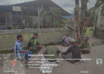 Babinsa Koramil 02 / Bebesen dan warga kerja bakti pasang paving block di halaman masjid