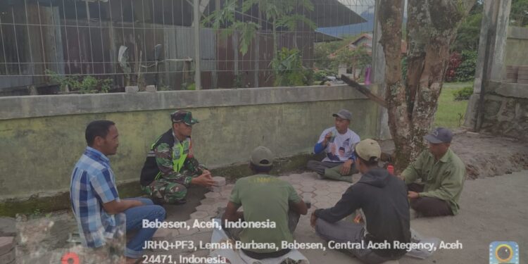 Babinsa Koramil 02 / Bebesen dan warga kerja bakti pasang paving block di halaman masjid