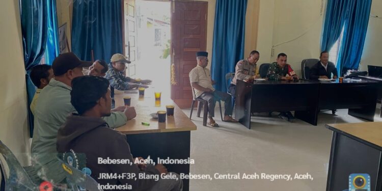 Tingkatkan kerja sama yang baik babinsa Koramil 02 / Bebesen komsos bersama perangkat desa