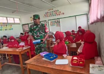Babinsa koramil 02 / Bebesen dampingi program makanan bergizi gratis pelajar min 8 takengon
