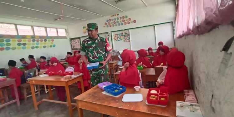 Babinsa koramil 02 / Bebesen dampingi program makanan bergizi gratis pelajar min 8 takengon