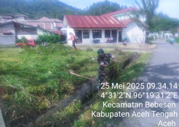 Babinsa bersama warga gotong royong bersihkan parit dan jalan