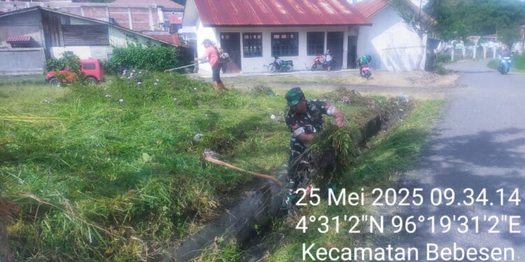 Babinsa bersama warga gotong royong bersihkan parit dan jalan