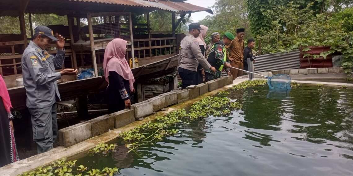 Babinsa desa lukup sabun timur kunjungi warga pembudidaya ikan dukung ketahanan pangan