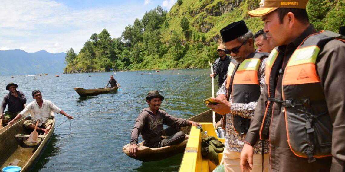 Bupati Haili Yoga Dampingi Masyarakat Bongkar Cangkul Dedem di Perairan Danau Lut Tawar