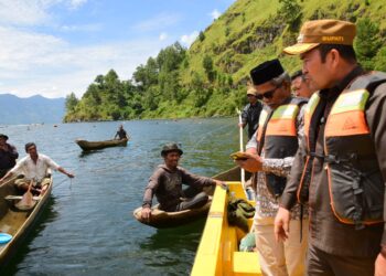Bupati Haili Yoga Dampingi Masyarakat Bongkar Cangkul Dedem di Perairan Danau Lut Tawar