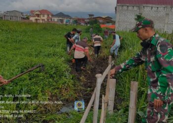 Gotong royong babinsa koramil 02 / Bebesen dan warga bangun irigasi pertanian