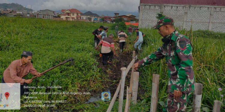 Gotong royong babinsa koramil 02 / Bebesen dan warga bangun irigasi pertanian