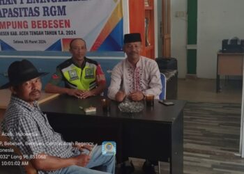 Babinsa koramil 02 / Bebesen komsos dengan perangkat desa bahas tentang keamanan dan ketertiban di wilayah binaan