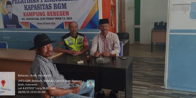 Babinsa koramil 02 / Bebesen komsos dengan perangkat desa bahas tentang keamanan dan ketertiban di wilayah binaan