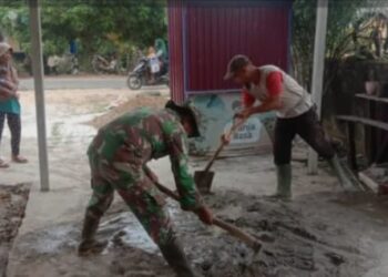 Ikhlas dan penuh semangat, babinsa bantu masyarakat aduk campuran pasir dan semen untuk percepat pembangunan
