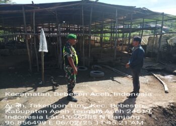 Babinsa koramil 02 / Bebesen melaksanakan komsos dengan peternak bebek