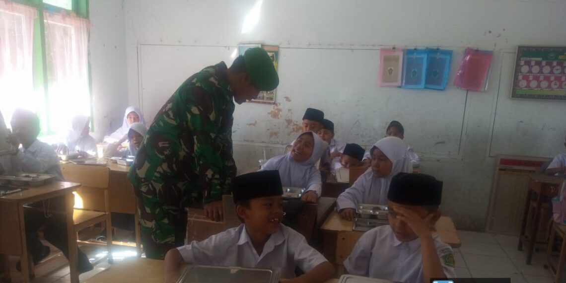 Babinsa koramil 02 / Bebesen dampingi program pembagian makanan bergizi di sekolah dasar Bebesen