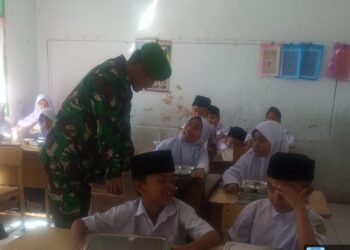 Babinsa koramil 02 / Bebesen dampingi program pembagian makanan bergizi di sekolah dasar Bebesen
