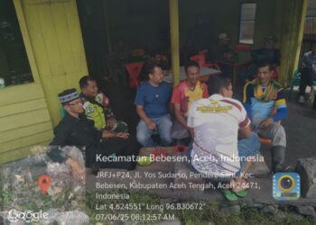 Babinsa koramil 02 / Bebesen manfaatkan warung kopi sebagai sarana komunikasi sosial