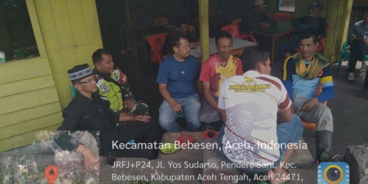 Babinsa koramil 02 / Bebesen manfaatkan warung kopi sebagai sarana komunikasi sosial