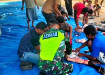 Babinsa Koramil 02 / Bebesen manfaatkan momen idul adha untuk pererat silahturahmi dengan warga lewat penyembelihan hewan kurban