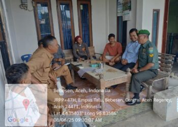 babinsa koramil 02 / Bebesen bersama aparatur desa perkuat kemanunggalan TNI – Rakyat lewat Komsos di kantor desa