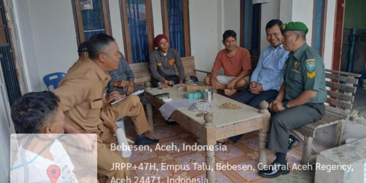 babinsa koramil 02 / Bebesen bersama aparatur desa perkuat kemanunggalan TNI – Rakyat lewat Komsos di kantor desa