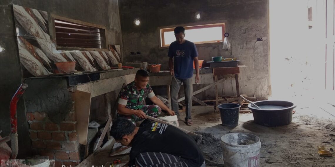 Wujud Bakti TNI, Babinsa Bantu Memasang Keramik Rumah Warga Binaan