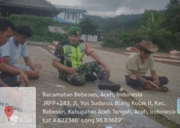 WUJUD ANTUSIAS KEPEDULIAN, BABINSA BANTU PENJEMURAN KOPI WARGA