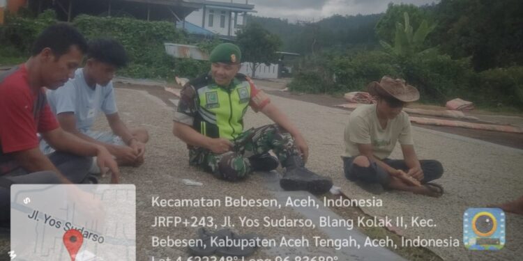WUJUD ANTUSIAS KEPEDULIAN, BABINSA BANTU PENJEMURAN KOPI WARGA