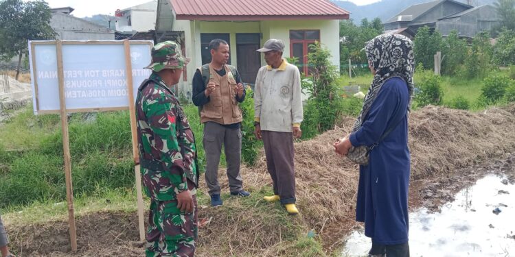 Ditengah sawah, babinsa koramil 02 / Bebesen komsos dengan petani di desa binaan