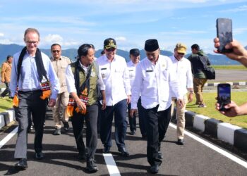 Di Bandara Rembele Bupati Aceh Tengah Sambut Langsung Menteri Raja Juli Antoni