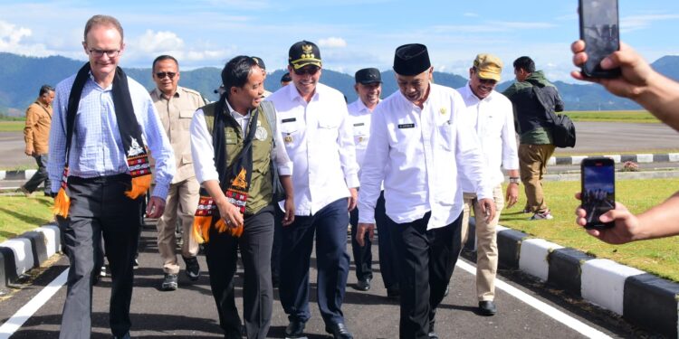 Di Bandara Rembele Bupati Aceh Tengah Sambut Langsung Menteri Raja Juli Antoni